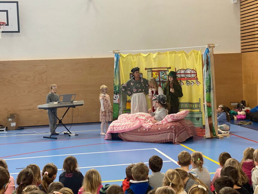Divadlo “O ČERVENÉ KARKULCE” 🎭